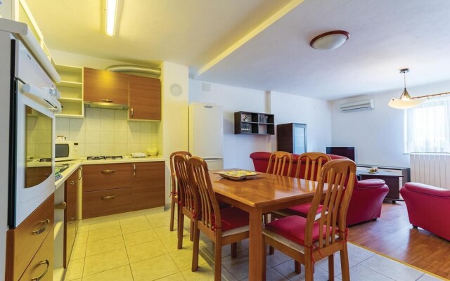 Nice Home in Liznjan With Wifi and 6 Bedrooms