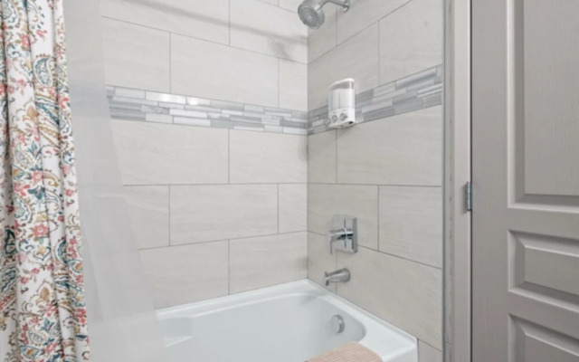 2BR 2BA Stampede and Calgary Tower View Free Park