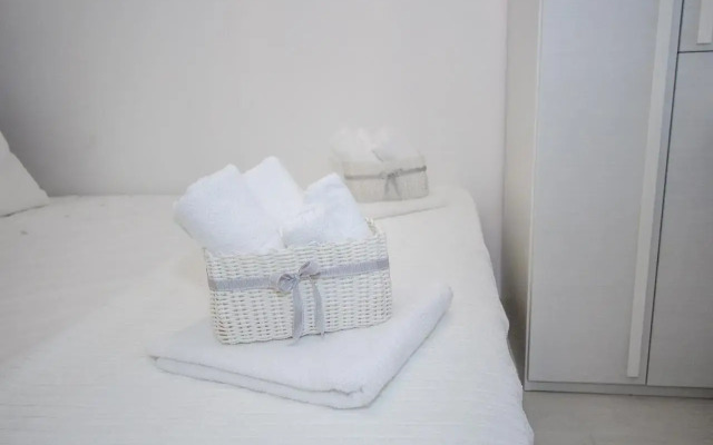 Luxury Studio Apartment White Sensation