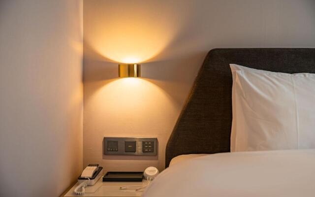 Brown-dot Hotel Signature
