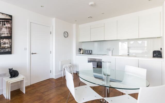 Luxury 2-bed Flat, Parking and Close to the Tube