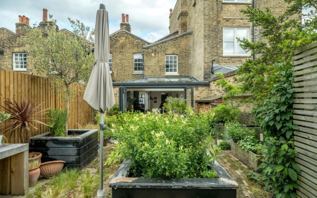 JOIVY Contemporary 2-Bed House W/ Private Garden