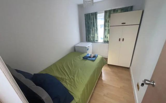 New Malden - 4 Beds - Sleeps 8 - Garden - Wifi