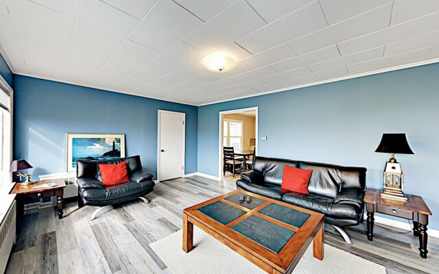 Ocean-View Beach - 6 Br Home