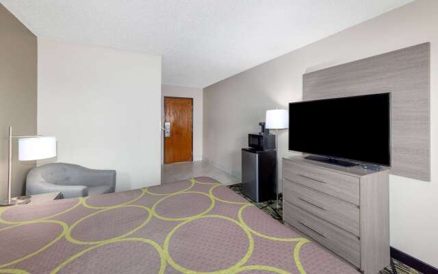 Super 8 by Wyndham Pratt