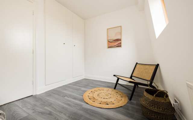 Contemporary 2 Bedroom Apartment in Shepherd's Bush