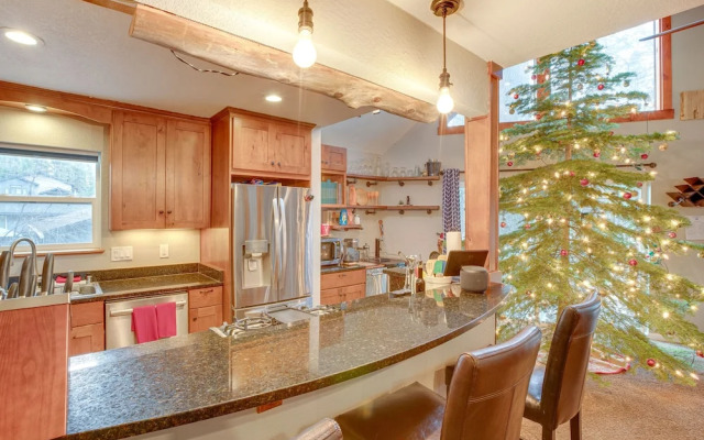 Idyllic Tahoe Home: 1 Mi to Heavenly Ski Resort!