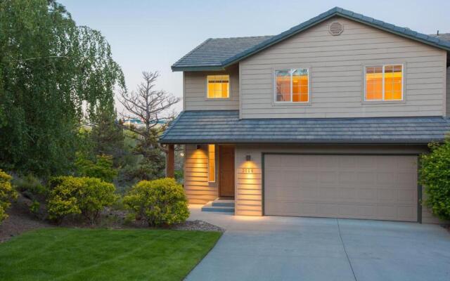 Quiet River *30 Day Minimum 4 Bedroom Townhouse by RedAwning