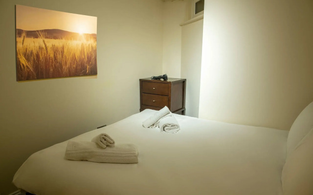The Knighton Apartment by Paymán Club