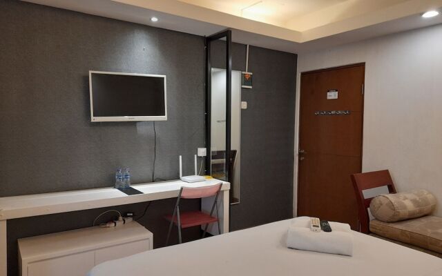 Modern Studio Room at Gateway Ahmad Yani Cicadas Apartment