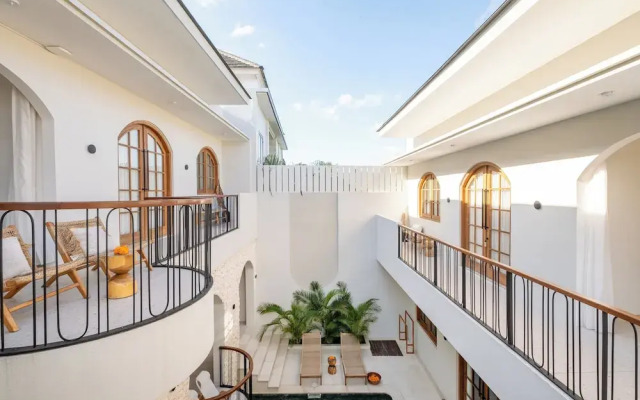 OriVista Luxe Boutique Villa in Canggu-Pool Side 2