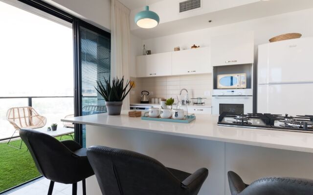 Artsy Modern Bright Apt in Bat Yam
