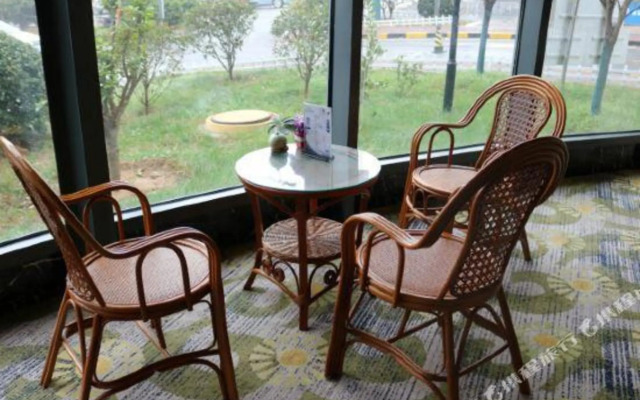 Huaxi Garden Hotel (Qingdao Liuting Airport)