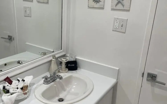 Alexander 919 2 Bedroom Apts by RedAwning