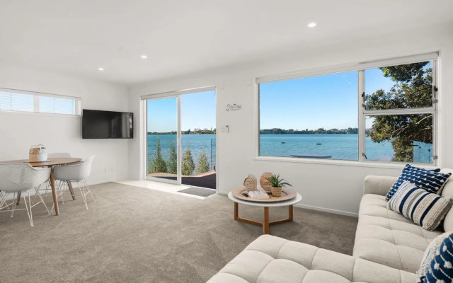Entire Waterfront House - Boat Shed - 3 Kitchens