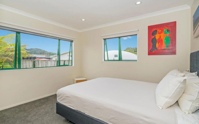 The Sunny Bach - Cooks Beach Holiday Home