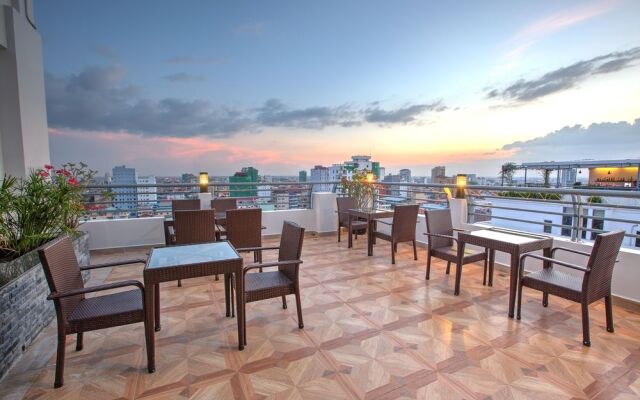 Colina Boutique Hotel & Breezy Sky Bar