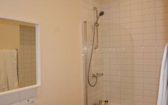10 to12 Folkestone Bed  Breakfast
