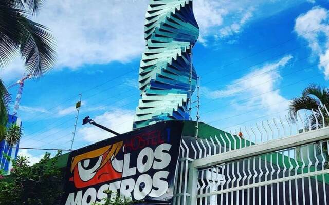 Los Mostros Hostel