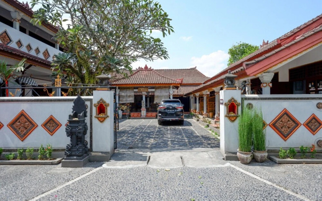 RedDoorz near Mayura Park Lombok 2