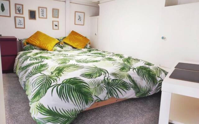 Cute & Cosy Loft-Style Studio close to Beach