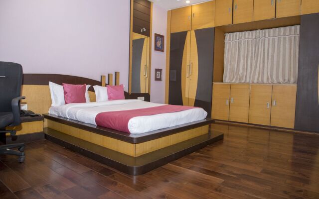OYO 11345 Hotel White House Inn
