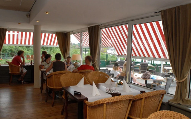 Comfortable bungalow with massage shower, within nature