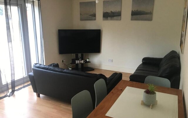 4 Bedroom, 8 bed Apartment,free Parking