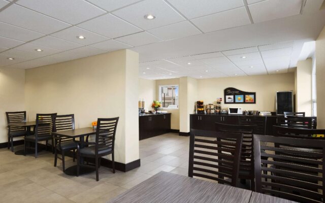 Days Inn & Suites North Bay