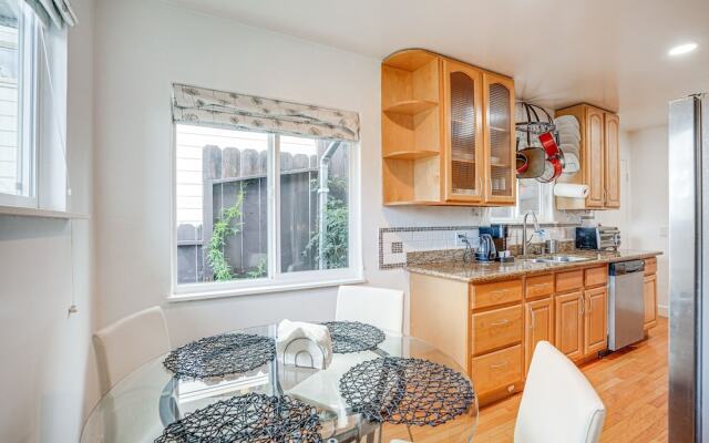 Oakland Apartment w/ Shared Hidden Backyard Oasis!