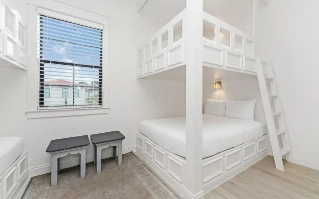 Villa Lago 1945 - 4BR 4b.5a -