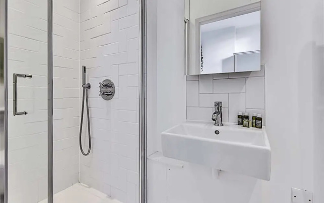 Vibrant 2-bed Flat: Acton's Best Stay!