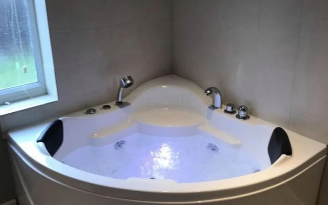 Pet-friendly - 2 Bedrooms Bungalow hot tub Parking