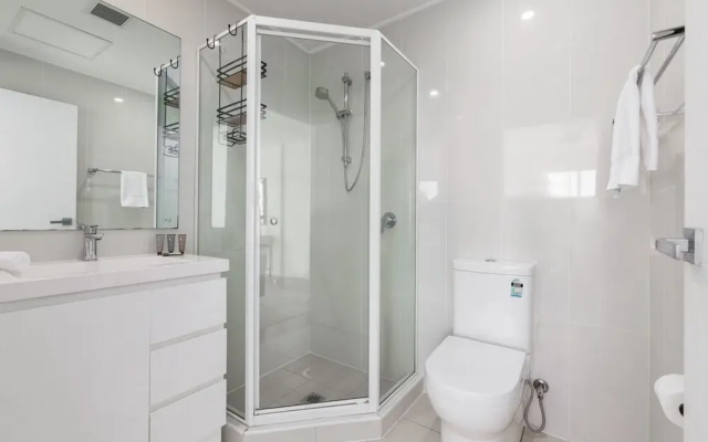 Bright 2-bed Apartment With Balcony & Garage