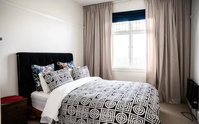 Charming 1920s Villa on Bealey Ave – Guest Rooms – Christchurch