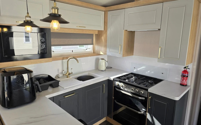 3 Bed-sleeps 8-free Parking-5 Min to Beach