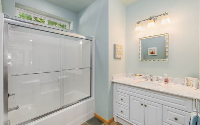 Lazy Bear Lodge 3 Bedroom Home by NW Comfy Cabins by RedAwning