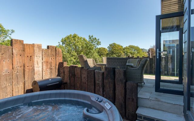 Dewin Bach - Luxury Lodge, Hot Tub, Close to Beach