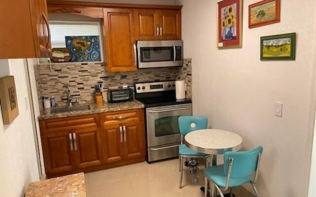 Rim Canal 'yellow House' With Canal Views & Boat Dock 1 Bedroom Cottage by Redawning