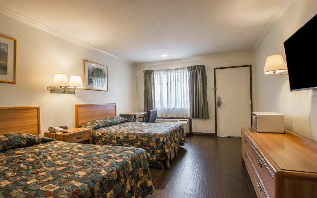 Palm Inn Hotel near Tyler Mall Riverside