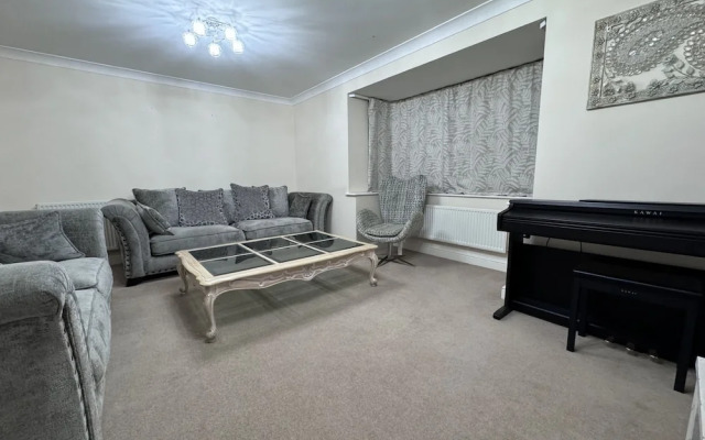 Spacious 4Bd House With Character In Coventry
