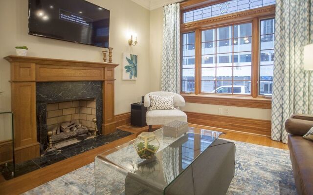 Spacious 1BR - King Bed and Terrace