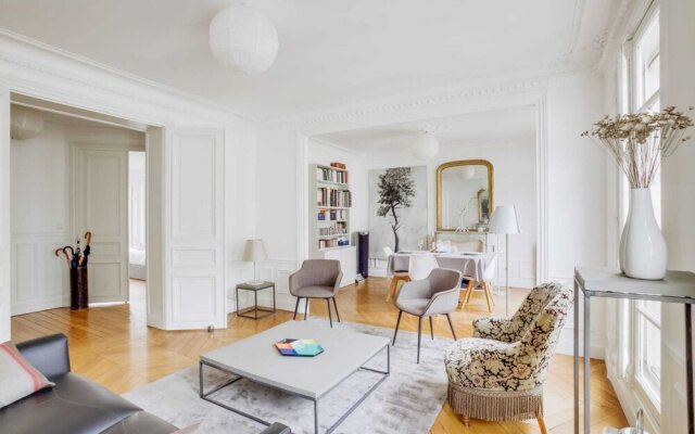 Beautiful apartment for 6 pax Near Eiffel Tower by GuestReady