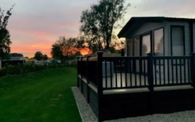 Captivating Bluebell Lodge 2-bed Cotswolds Caravan