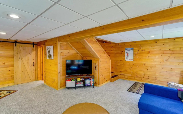Spacious Wilmington Cabin: Walk to Lake
