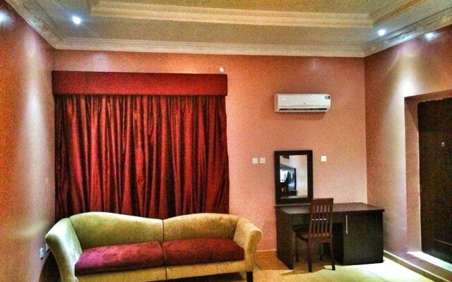 The 09 Club House Lounge And Suites