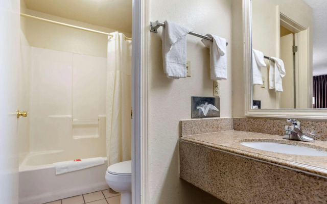 Econo Lodge Pearl