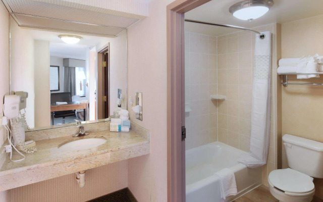 Hampton Inn & Suites Arlington Crystal City DCA