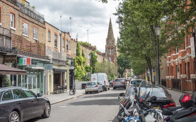 Spacious Chelsea Family Home near The Thames