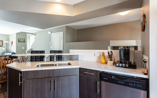 Upscale Townhome,banff,spruce Meadows ,pets